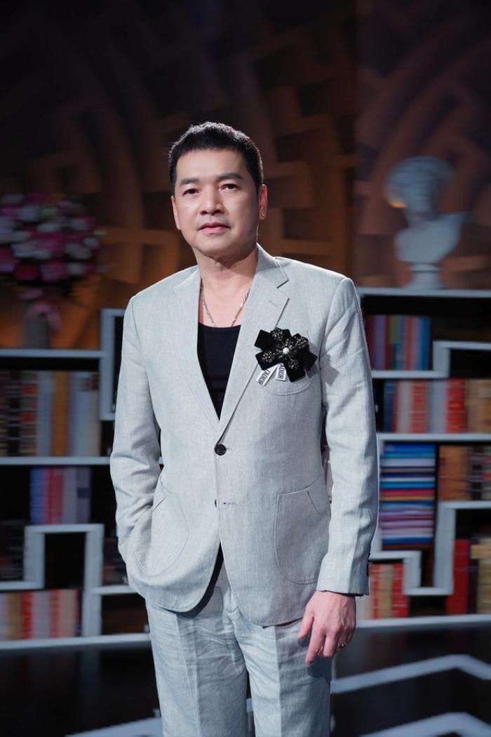 Nam nghệ sĩ di chuyển liên tục giữa Mỹ và Việt Nam để hoạt động nghệ thuật.