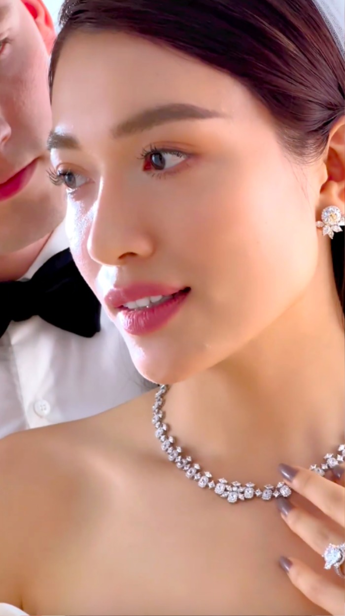 Chú rể được nàng hậu khéo léo che chắn diện mạo 