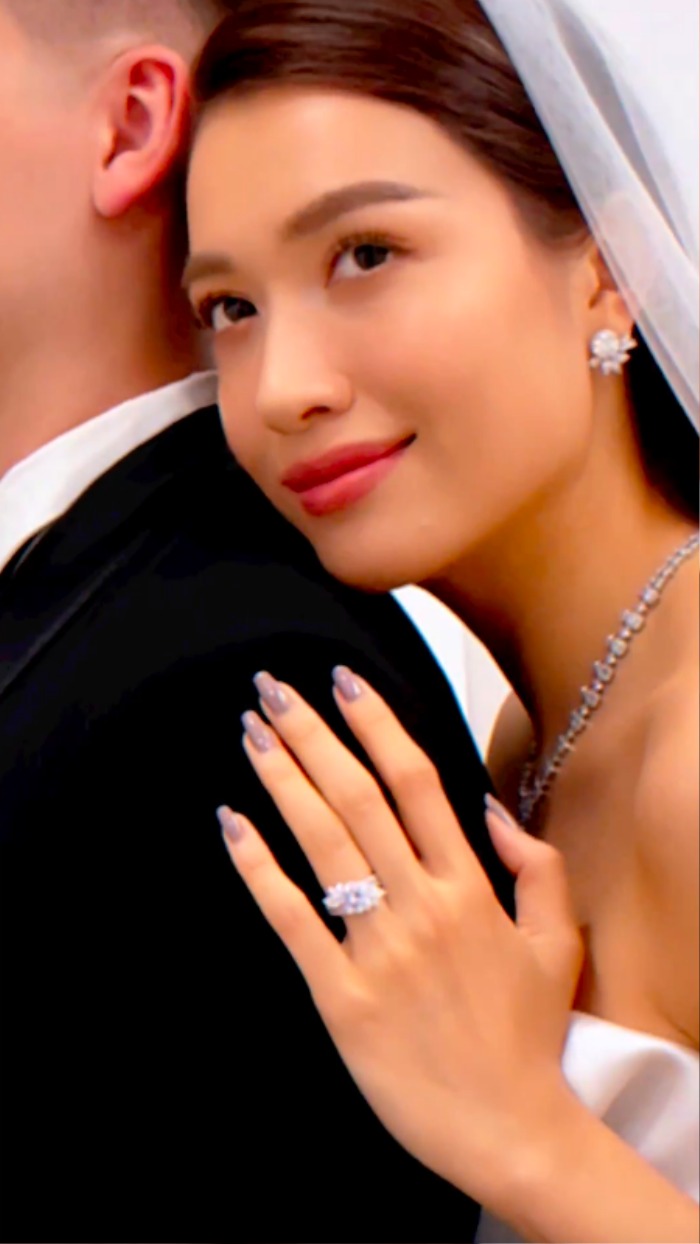 Chiếc nhẫn kim cương lấp lánh của Á hậu Lệ Hằng khiến nhiều người trầm trồ 