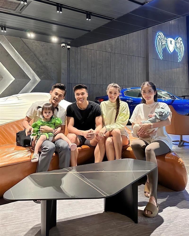 Lê Loan từng có nhiều màn đọ sắc cùng các siêu sao hạng A của Vbiz. Chung khung hình với Đàm Thu Trang, Hà Hồ hay vợ Tây của thủ môn Bùi Tiến Dũng