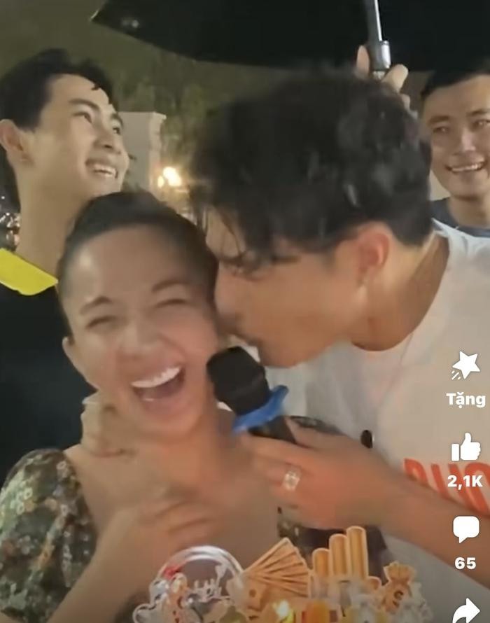 Lê Dương Bảo Lâm nổi tiếng là ông chồng chiều vợ nhất, nhì showbiz Việt.