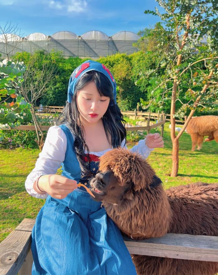 Sau hơn 2 năm nổi tiếng trên mạng xã hội, mới đây, chia sẻ với VTC News, Thanh Nga cho biết, cuộc sống của cô không có quá nhiều sự thay đổi sau 2 năm nổi tiếng. Thanh Nga khẳng định, trước khi được nhiều người chú ý cô là một giáo viên thì sau khi nổi tiếng, cô vẫn như vậy. 