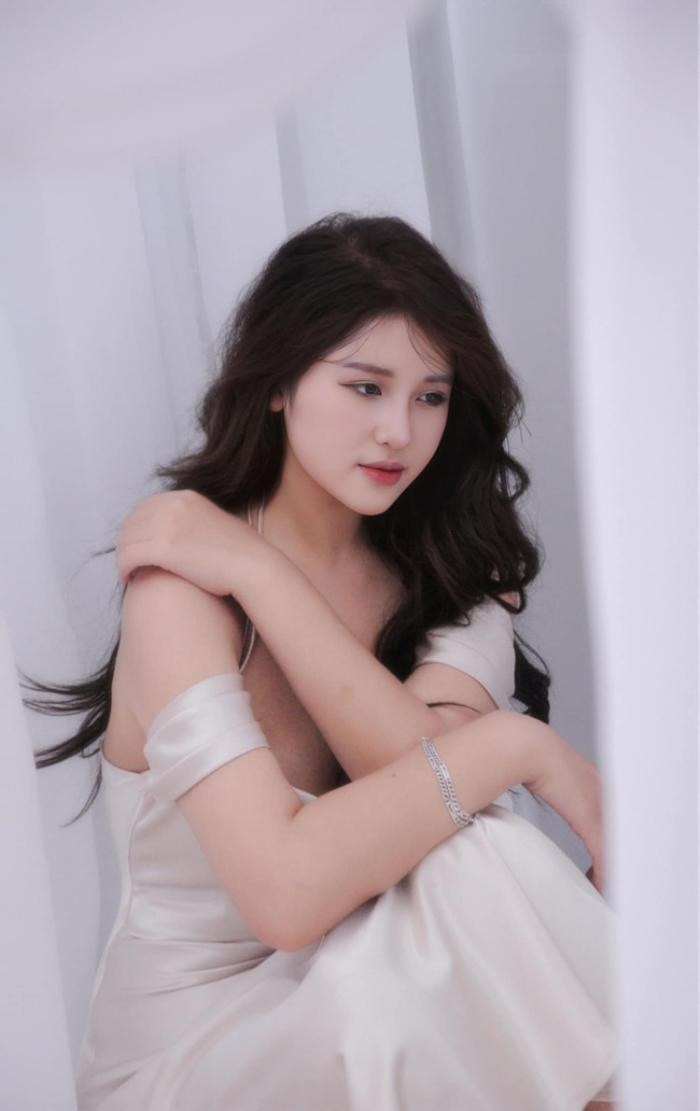 Được biết, Thanh Nga được sinh ra và lớn lên trong một gia đình có truyền thống nghề giáo. Từ nhỏ, Thanh Nga đã nuôi ước mơ làm giáo viên và ước mơ ấy đã thành hiện thực