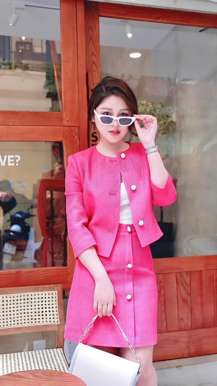 Không chỉ gây ấn tượng với vẻ ngoài xinh đẹp, cô giáo Vật lý này còn khiến nhiều người ưa thích với gu thời trang sang trọng. Cô cũng ẵn sàng biến hóa theo nhiều phong cách khác nhau nhưng vẫn luôn đảm bảo sự thanh lịch. 