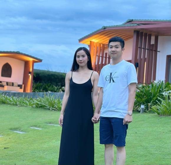 Nữ diễn viên đi du lịch cùng gia đình bạn trai hồi tháng 6/2023.