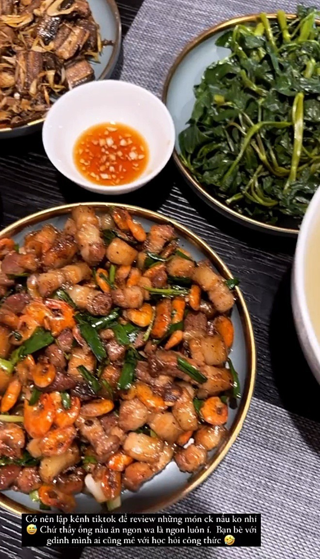 Tuy nhiên, cũng chính vì điều này mà con đường giảm cân, về dáng sau sinh của bà mẹ 2 con gặp nhiều trúc trắc.