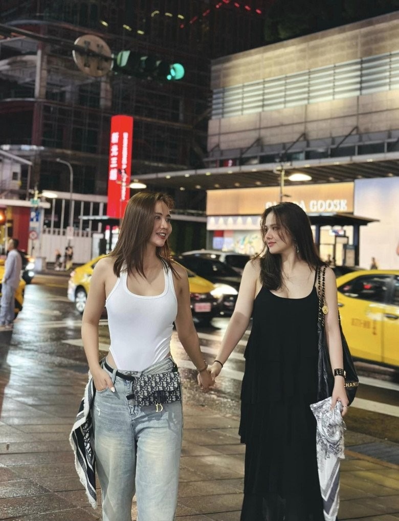 Nữ diễn viên từng chia sẻ rằng ai cũng bảo cô thích mặc màu đen, song thực tế là cô phải vận dụng màu này nhiều vì nó giúp cô che được body mũm mĩm.