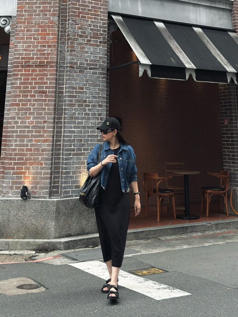 Những chiếc đầm suông dáng dài được mẹ 2 con mix cùng áo khoác jeans, giày sandals rất xinh.