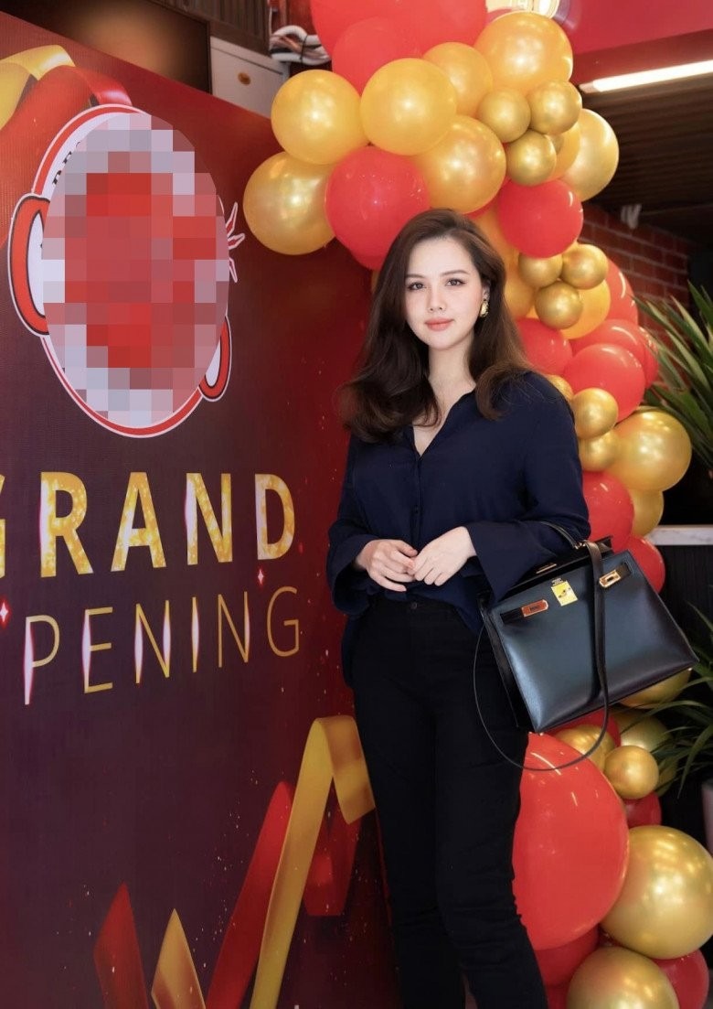 Đồ tối màu có năng lực rất cừ trong việc giấu bụng, che khuyết điểm của người mặc. Phanh Lee trong các sự kiện mang tính trang trọng hơn lại diện quần kaki tối màu, sơ vin áo sơ mi oversize tối giản.