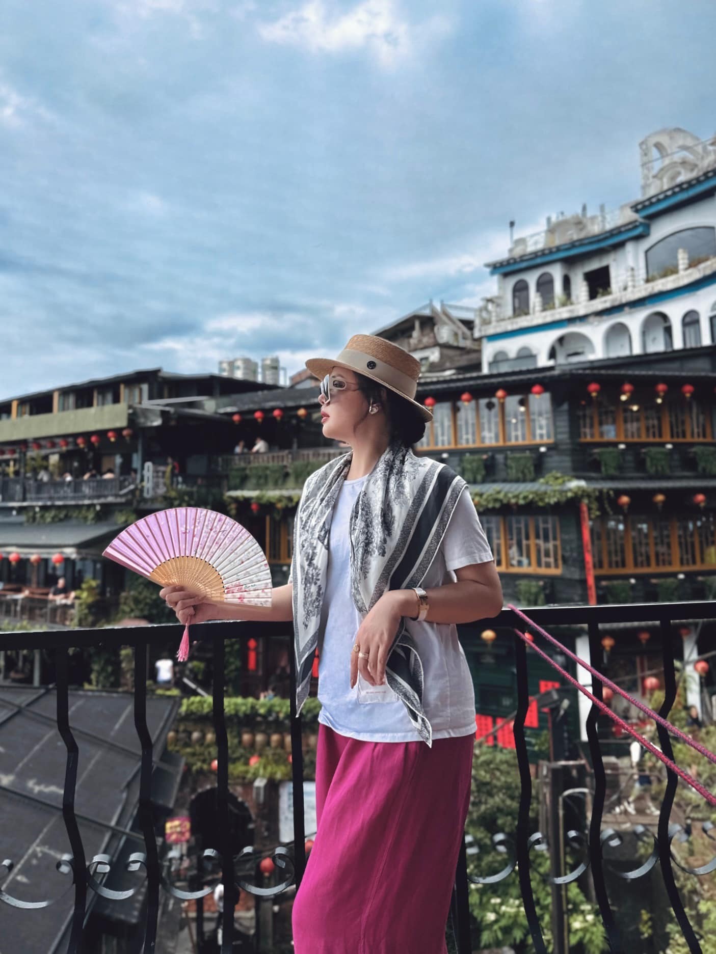 Khi đi chơi, Phanh Lee không đóng khung trong các thiết kế maxi dài thượt. Cô thoải mái hơn với áo phông, quần culottes chất liệu đũi thoải mái.