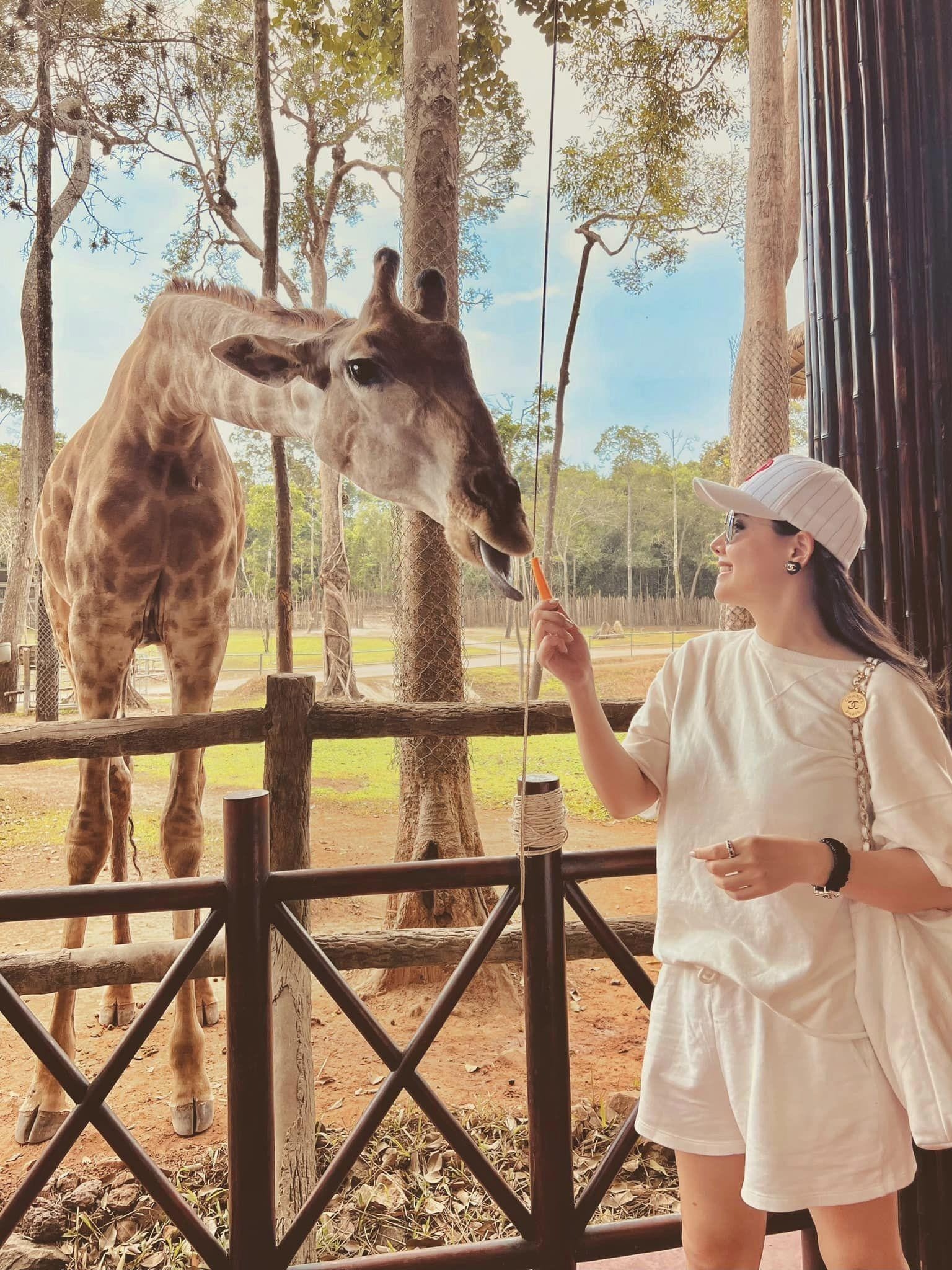 Phanh Lee thường mặc đồ trơn màu. Cô mix với rất nhiều phụ kiện nhưng lại mặc ít màu sắc nên do đó, trông bà mẹ 2 con rất gọn gàng và trẻ trung.