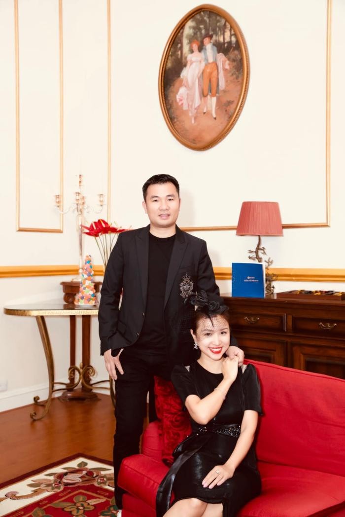 Nhiều khán giả nhận xét MC Vân Hugo ngày càng trở nên tích cực và yêu đời hơn kể từ khi hẹn hò với bạn trai doanh nhân