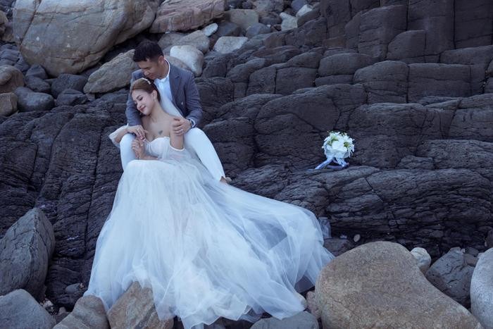 MC Vân Hugo diện váy áo cưới khéo khoe vai trần bên 