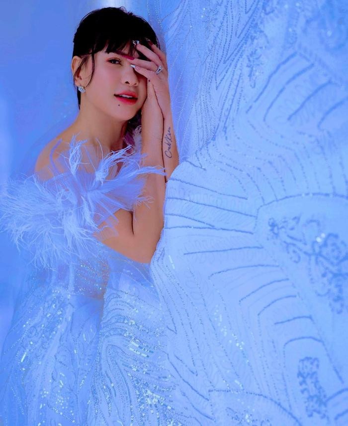 Hiện tại, Cát Phượng đang tập trung hoạt động nghệ thuật và chăm sóc con trai tên Bom (con chung với diễn viên Thái Hoà)