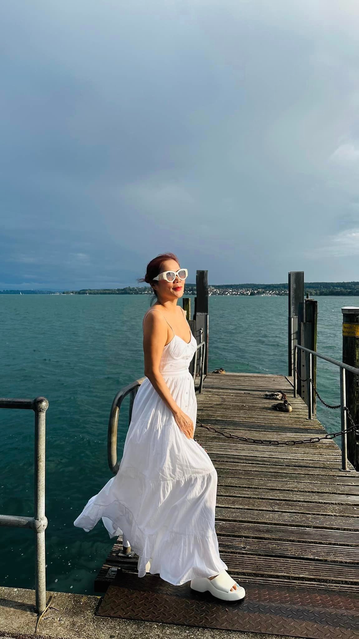 Ngoài âm nhạc, Mỹ Lệ còn kinh doanh nhiều mặt hàng thời trang. Đó cũng chính là một phần nguyên nhân nữ ca sĩ gốc Quảng Bình không còn quá nhiều hứng thú với ca hát.