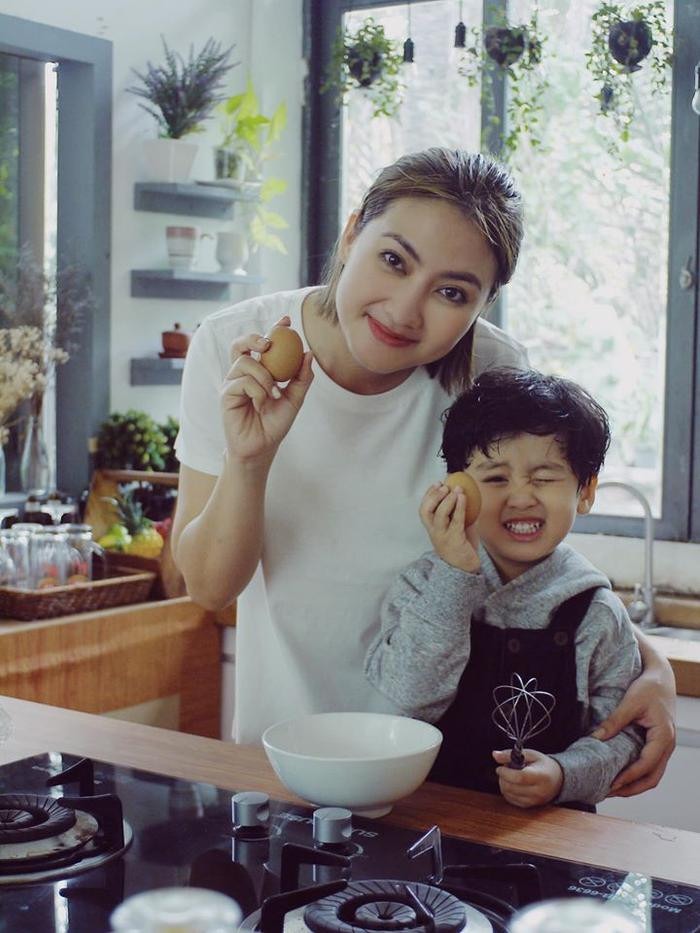 Ngọc Lan cho biết con trai nhận được đầy đủ tình yêu thương của cô và chồng cũ.