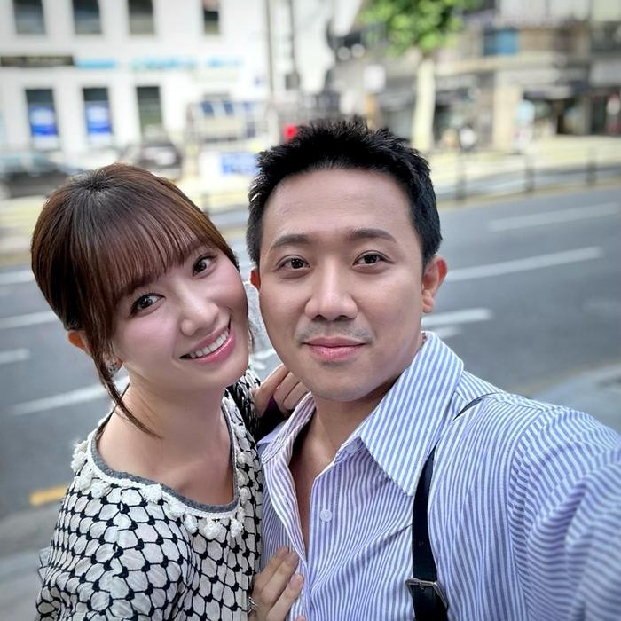 Trấn Thành khoe khoảnh khắc xuống phố cùng Hari Won.