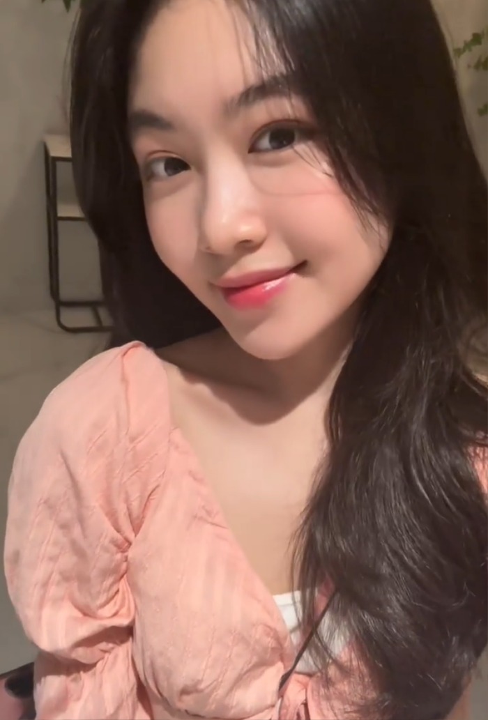 Lọ Lem lộ mặt mộc không tỳ vết khiến netizen ngưỡng mộ.