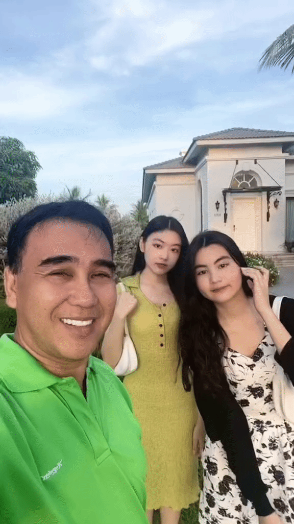 Con gái đầu lòng MC Quyền Linh (giữa) gây sốt với vẻ đẹp trong veo, tinh khôi.