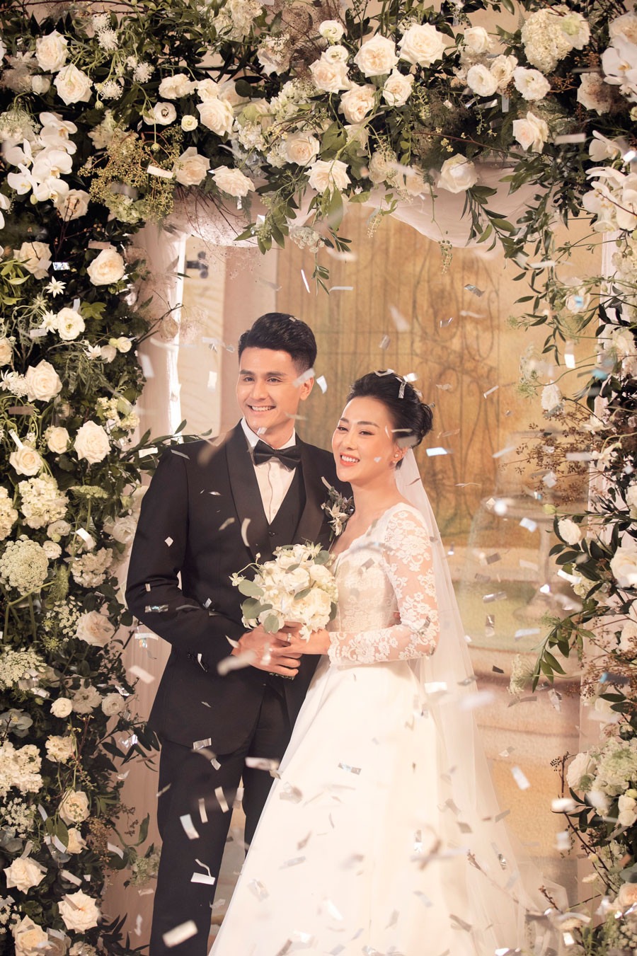 Khoảnh khắc nhìn Phương Oanh rạng rỡ mặc váy cưới, được bố dẫn vào lễ đường, anh không giấu được cảm xúc bồn chồn.