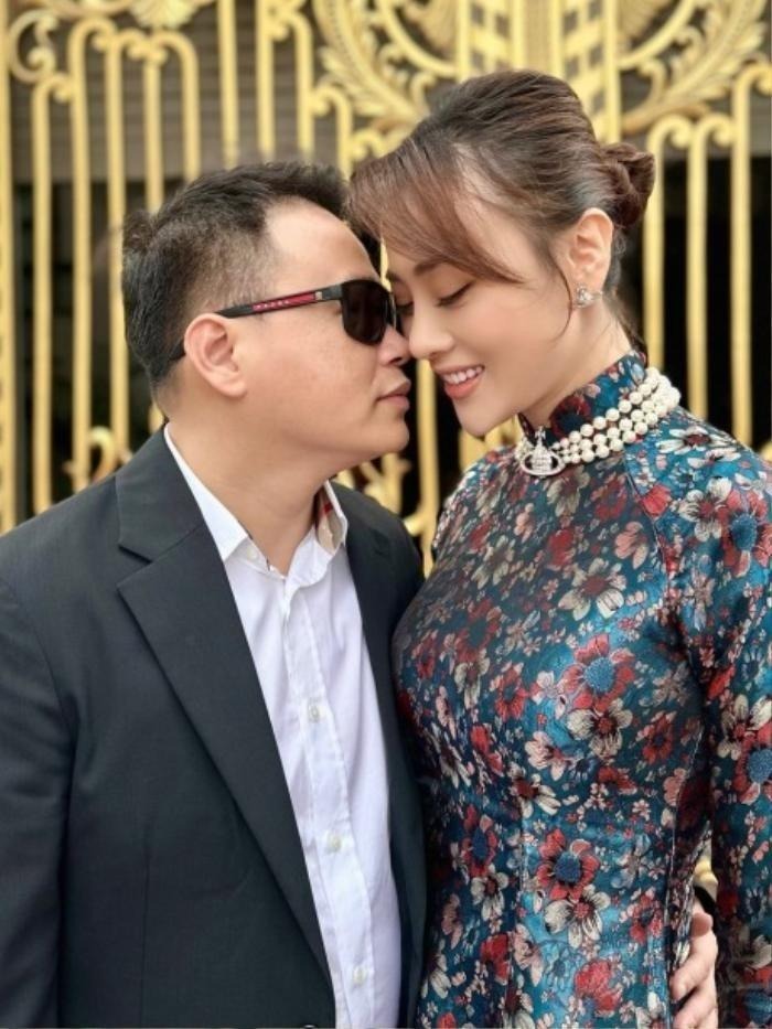 Ngày 20/7, diễn viên Phương Oanh khiến cộng đồng mạng được một phen dậy sóng khi bất ngờ lên tiếng xác nhận sẽ tổ chức lễ cưới với Shark Bình vào tháng 7 này. 