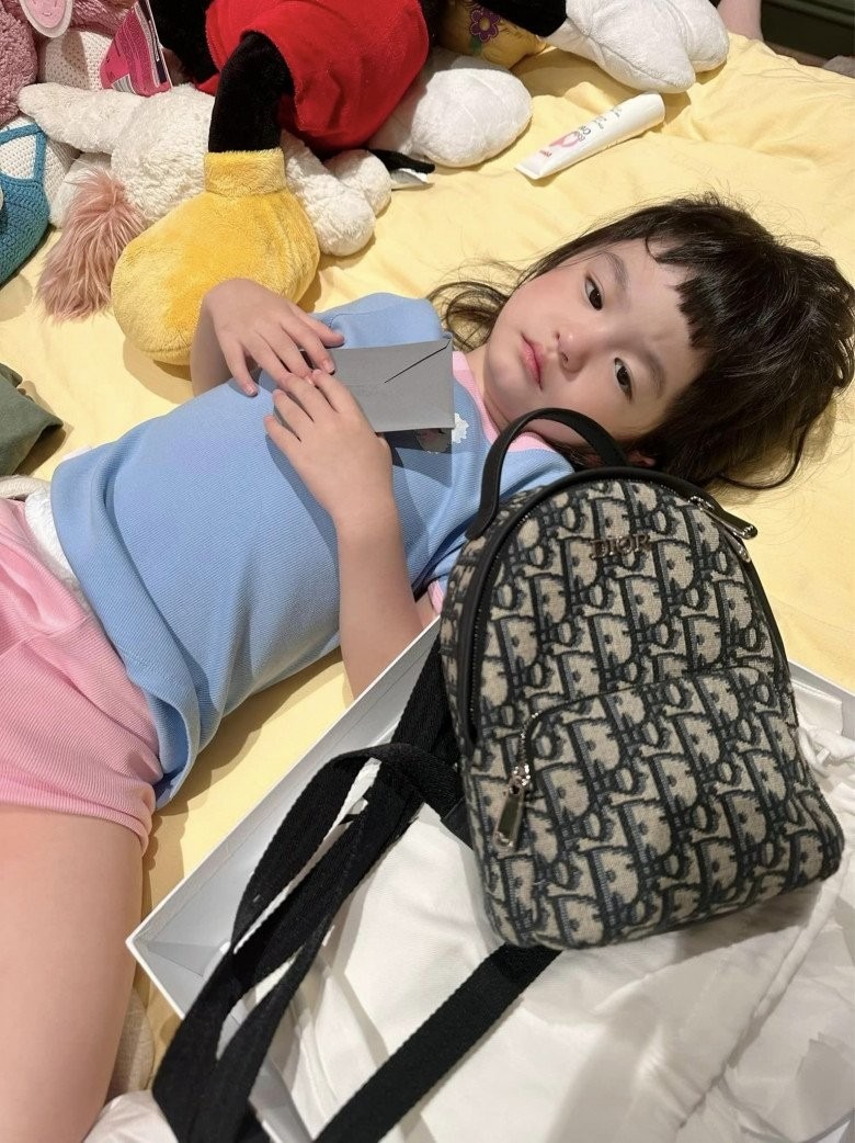 Đang ngủ mà được bố tặng quà hiệu, nhóc tỳ Bing Bing có biểu cảm cực yêu.