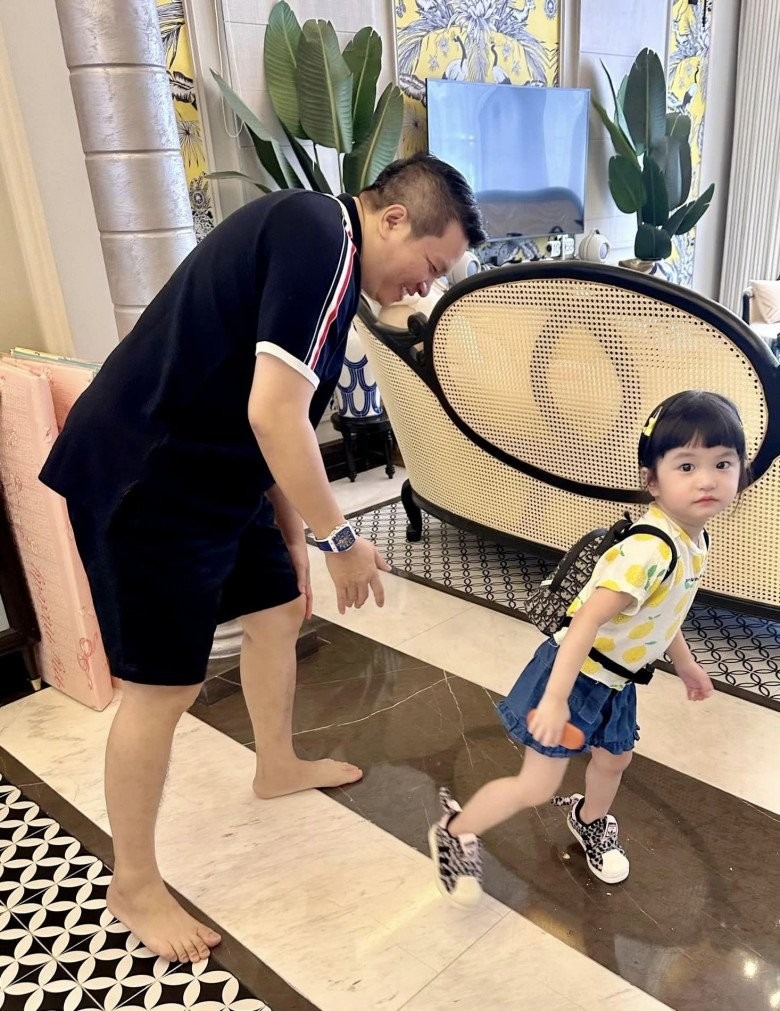 Outfit đi mẫu giáo của con gái út nhà Đoàn Di Băng khiến CĐM xuýt xoa vì quá đáng yêu.