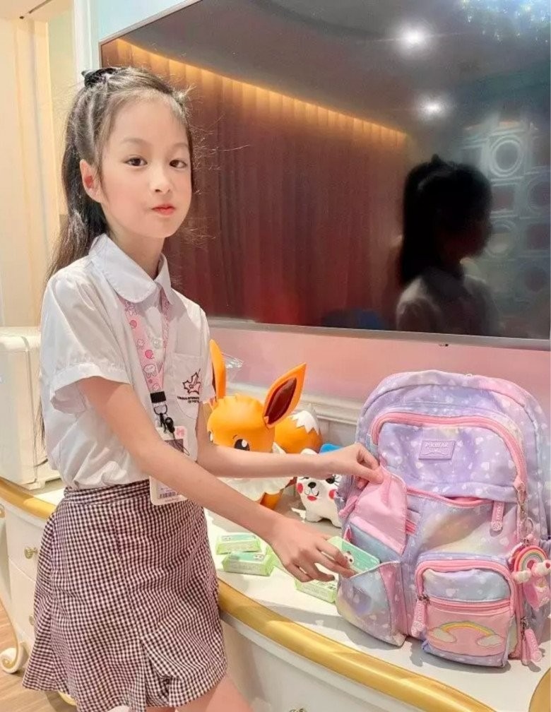 Chị 2 Hana dù có một tủ túi hiệu, nhưng vẫn mang cặp sách bình thường đến trường.
