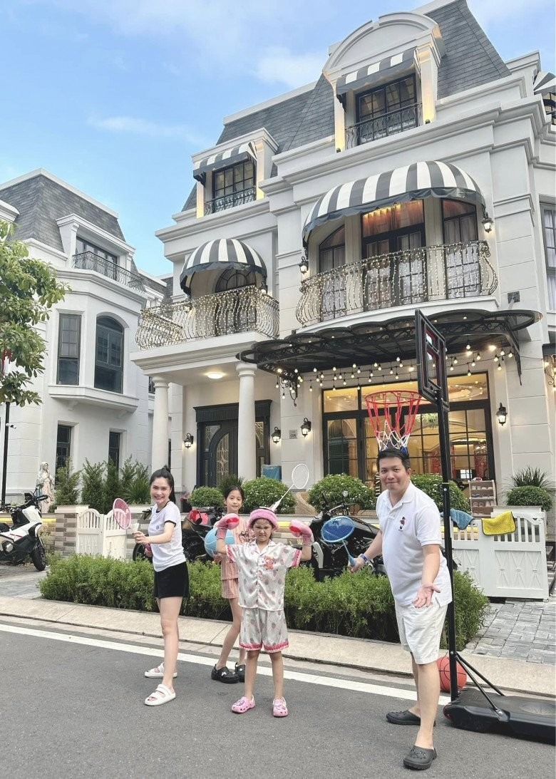 3 nhóc tỳ có cuộc sống giàu sang, sung sướng cùng bố mẹ trong căn biệt thự hàng trăm tỉ đồng.