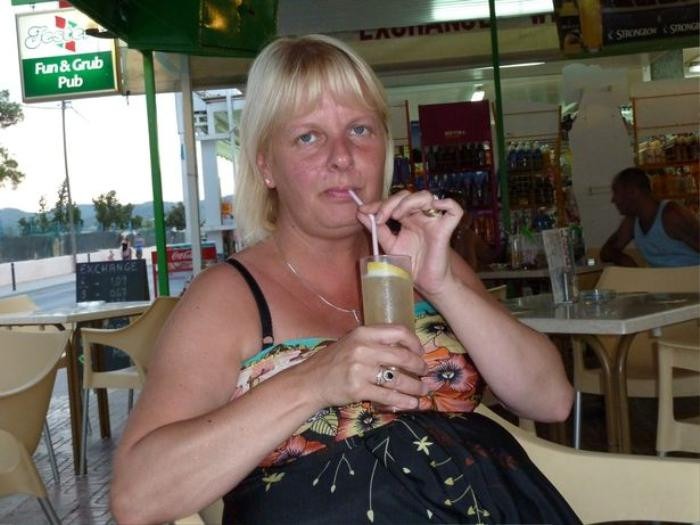 Bà Joanne (59 tuổi) bị phạt 80 bảng (khoảng 2,5 triệu đồng) và bồi thường tổn thất tinh thần 234 bảng (khoảng 7,1 triệu đồng), đồng thời phải chịu quản thúc 12 tháng vì liên tục gọi điện quấy nhiễu chồng xem bóng đá cùng bạn.