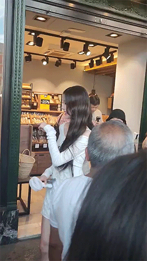 Trước đó khi dạo phố Madrid, nữ idol và IVE luôn có thái độ vô cùng thân thiện. Fan quốc tế cũng chỉ đứng ở xa, tạo khoảng cách an toàn khi chào đón nhóm