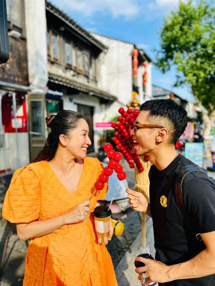 Khánh Thi - Phan Hiển xuất hiện rạng rỡ, vui vẻ cùng nhau trong chuyến du lịch