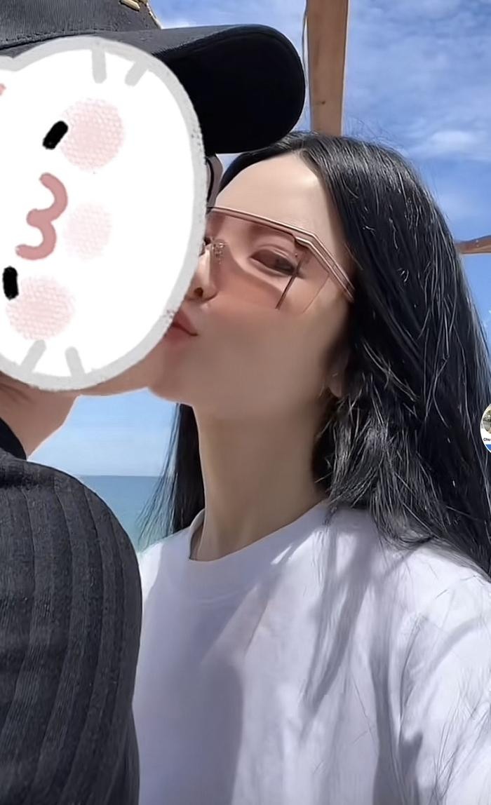 Chu Thanh Huyền đăng tải khoảnh khắc vui vẻ bên 