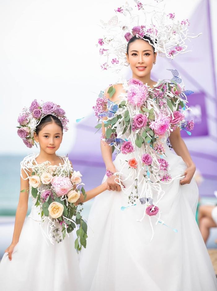 Hà Kiều Anh cũng cởi mở chia sẻ hình ảnh con gái với truyền thông. Trong ảnh, hai mẹ con cùng trình diễn thời trang. Hoa hậu mong muốn con gái dạn dĩ hơn cũng như có nhiều kỷ niệm đáng nhớ bên nhau.