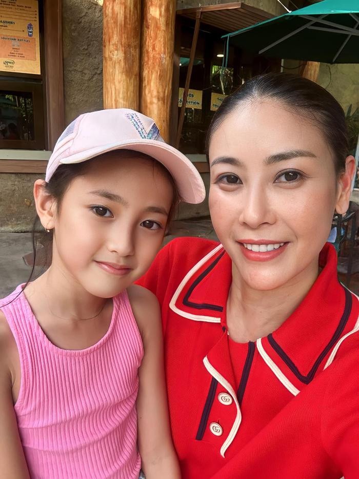 Ca sĩ Hồng Nhung khen nhóc tỳ là 'công chúa xinh đẹp nhất thế giới'. Một thành viên ban tổ chức Hoa hậu Việt Nam cũng nhận định cô bé ở tuổi 18 hứa hẹn có thể đăng quang cuộc thi nhan sắc cấp quốc gia giống mẹ.