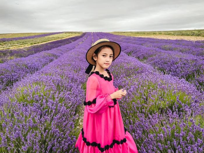 Vivian khoe nhan sắc dưới ống kính của mẹ.