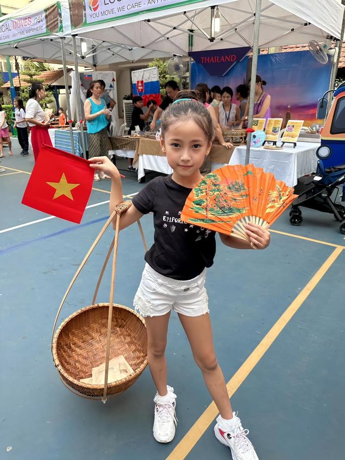 Ngoài thành tích học tập tốt, Vivian còn học múa, đàn piano, biết cưỡi ngựa và giỏi bơi lội.