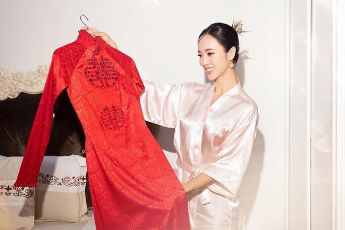 Vũ Ngọc Anh cho biết, đây là ngày vui không chỉ của cô và chồng mà còn là niềm vui của hai bên gia đình nên cả hai muốn có màu đỏ, tượng trưng cho sự vui vẻ và hạnh phúc.