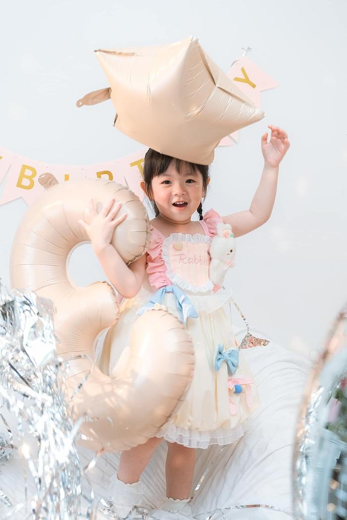 Bona thừa hưởng trọn vẹn nét đẹp của bố mẹ, hứa hẹn sẽ là nàng mẫu nhí trong tương lai.