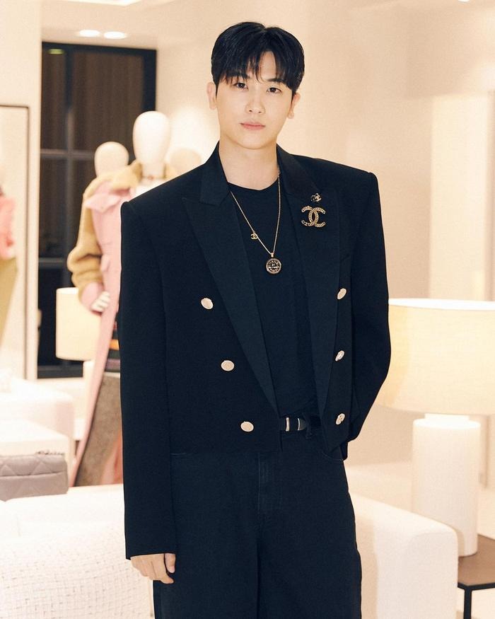 Hành động của nam diễn viên Park Hyung Sik đã gây ra luồng ý kiến trái chiều. Đa số khán giả đều cho rằng anh chàng đang lộ rõ 