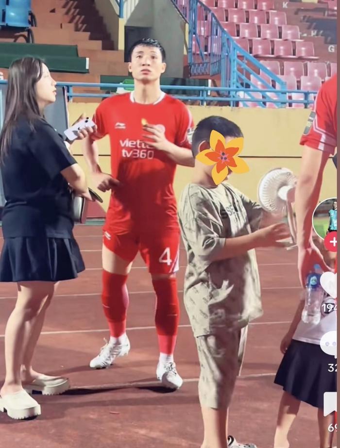 Bùi Tiến Dũng hội ngộ cùng gia đình sau trận đấu trên sân cỏ.