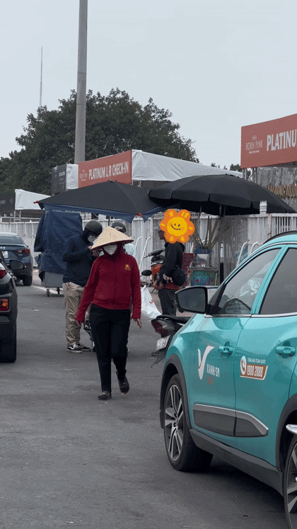 Nhiều người đến mua lại vé BLACKPINK tại cổng SVĐ Mỹ Đình giữa trưa 27/7.