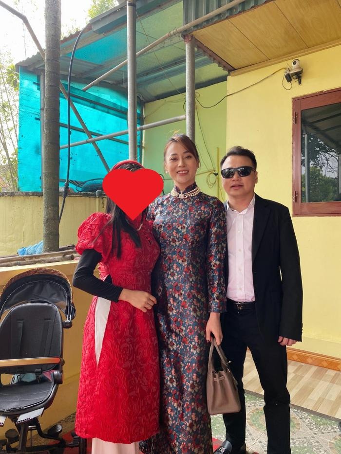 Dựa vào trang phục của Phương Oanh và Shark Bình, nhiều người cho rằng hình ảnh này được chụp lại trong lần nam doanh nhân về quê vợ vào dịp Tết Nguyên Đán vừa qua