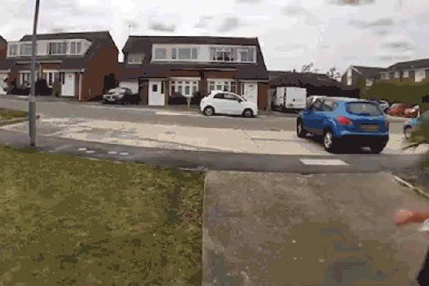 Firas El Hejjaji dùng kiếm chém liên hồi vào cửa nhà hàng xóm.