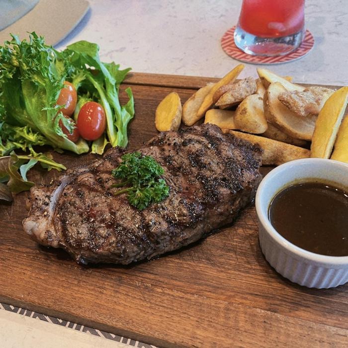 Nữ diễn viên trổ tài vào bếp, khéo léo trình bày món ăn khá đẹp mắt, trau chuốt. (Ảnh: FBNV)