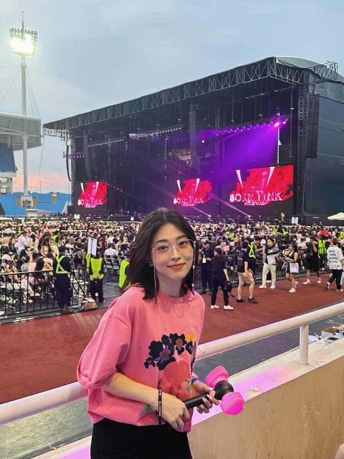 Sau đêm thứ nhất, Á hậu Phương Nga tiếp tục xuất hiện trong concert Blackpink và cho biết: 