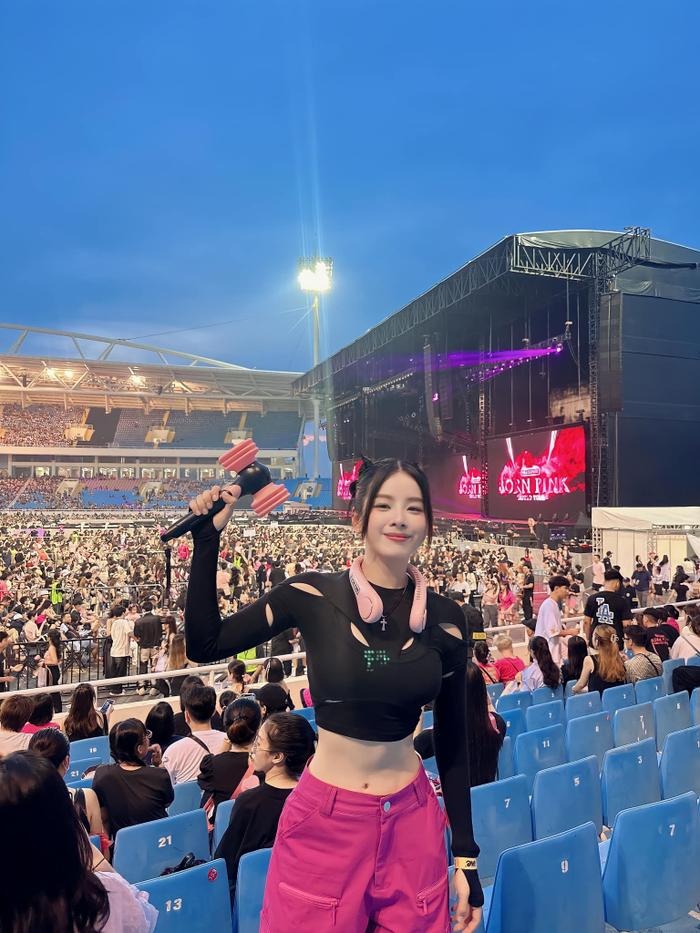 DJ Mie khoe eo thon triệt để trong đêm diễn thứ hai của Blackpink