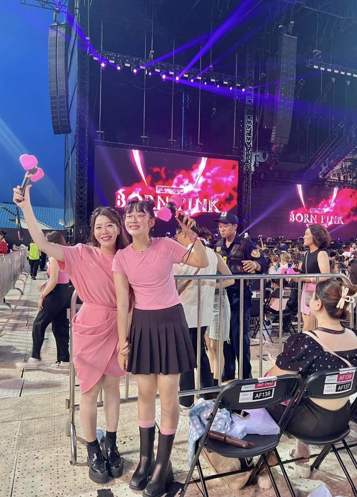 MC Diệp Chi dẫn con gái đến concert Blackpink, cô chia sẻ bản thân đều biết những bài hát trong danh sách biểu diễn của nhóm nhạc đình đám