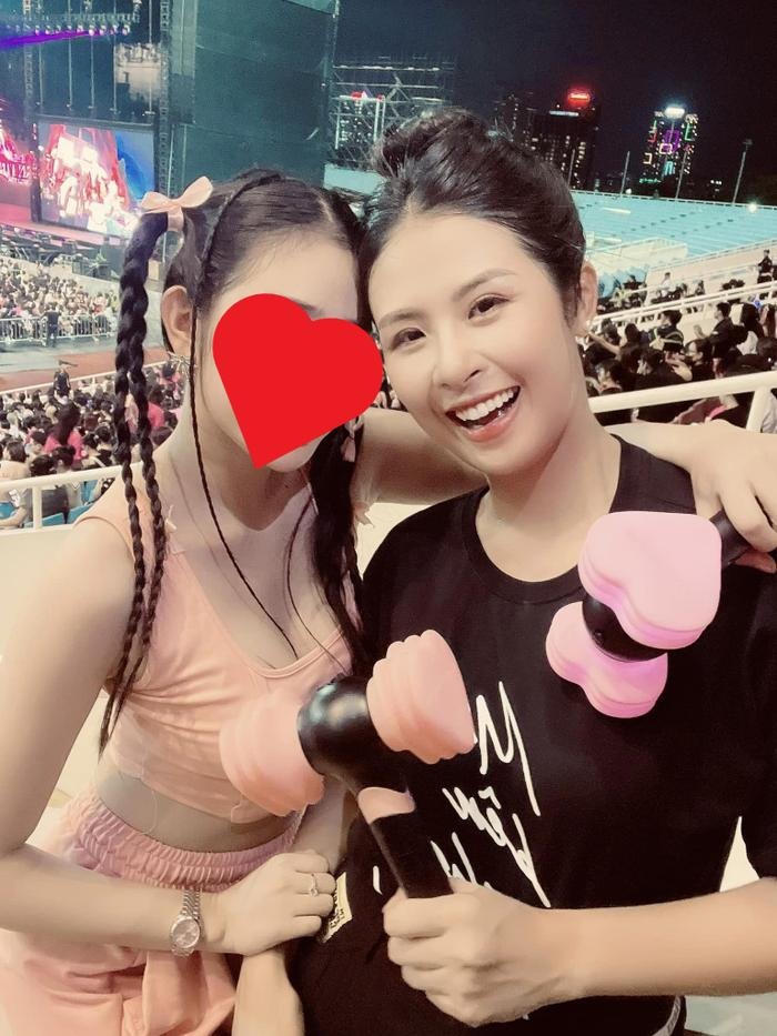 Liên tiếp có mặt trong hai đêm diễn của Blackpink, hoa hậu Ngọc Hân hào hứng đưa ra câu hỏi trên trang cá nhân: 