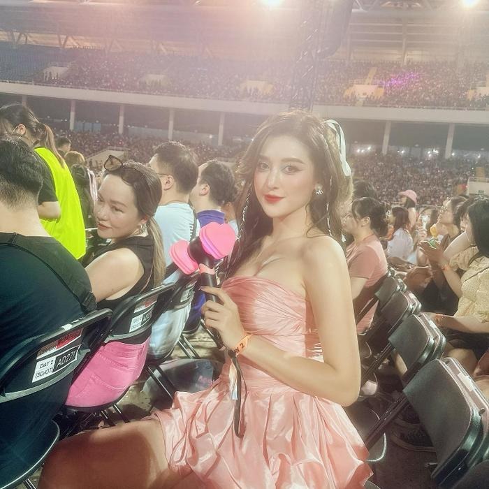 Á hậu Huyền My diện váy quây, dể dòng chú thích ngắn gọn: 